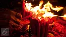 Warga membakar hio saat sembayangan Imlek di Vihara Dharma Bhakti, Petak Sembilan Glodok, Jakarta, Jumat (27/1). Warga etnis Tionghoa memadati klenteng melaksanakan sembahyang menyambut Tahun Baru Imlek 2568. (Liputan6.com/Gempur M Surya)