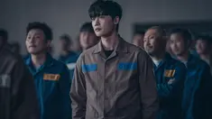 Park Chang Ho terlihat tidak senang karena para tahanan masih menderita, dan aura tidak biasa di ruangan itu menandakan ada perubahan besar. (Foto: Instagram/ MBC via Soompi)