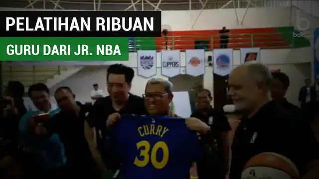 Berita video ribuan guru olahraga memadati GOR Arcamanik, Bandung, Rabu (2/5/2018). Mereka penuh semangat untuk mendapatkan pelatihan dasar olahraga basket langsung dari Akademi Pelatih Jr. NBA.