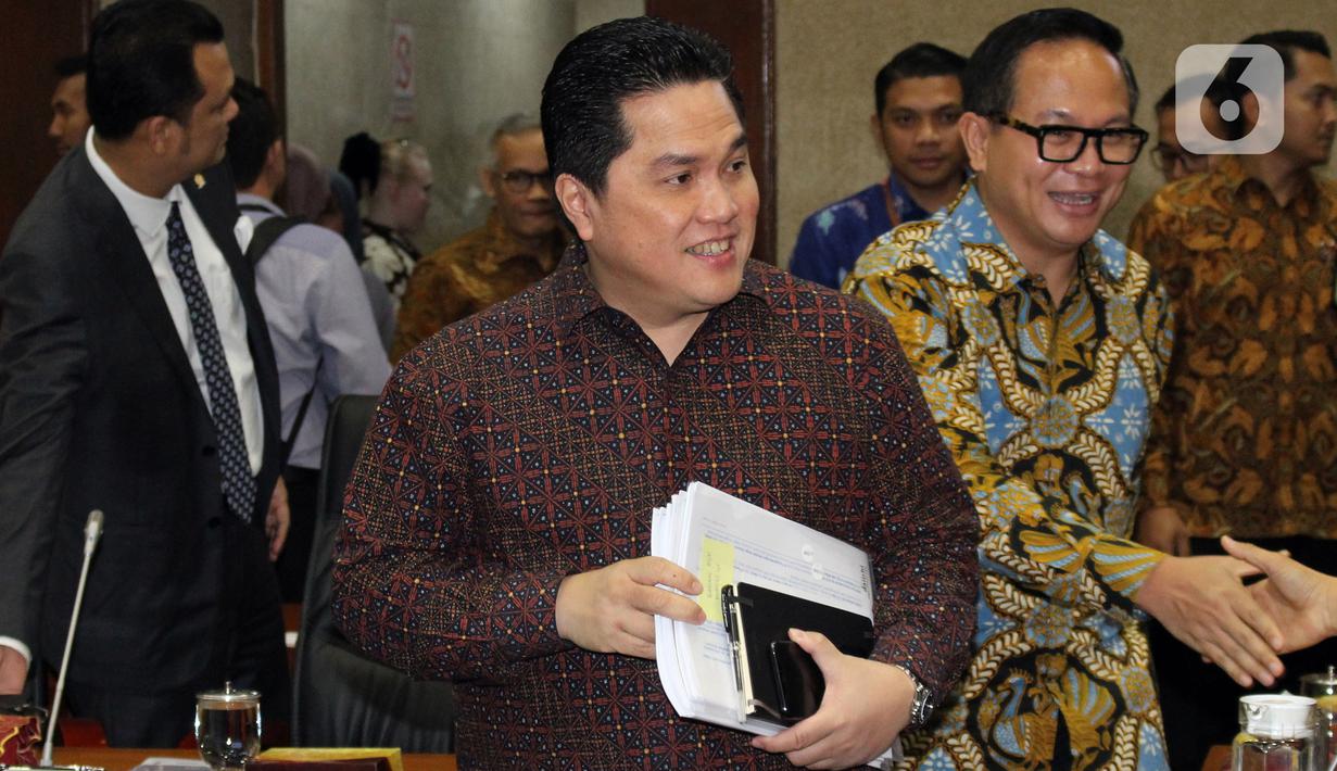 Menteri BUMN, Erick Thohir bersama Wakil Menteri BUMN Kartika Wirjoatmodjo (kanan) seusai mengikuti rapat dengan Komisi VI DPR, di kompleks Parlemen,Senin (2/12/2019). Rapat membahas Penyertaan Modal Negara (PMN) pada Badan Usaha Milik Negera tahun anggaran 2019 dan 2020. (Liputan6.com/Johan Tallo)