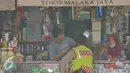 Sejumlah pedagang mulai beraktifitas pasca bentrokan menolak penggusuran pada Kamis (20/08) di Jalan Jatinegara Barat, Sabtu (22/08/2015). Kini para pedagang mulai kembali beraktifitas walau belum ramai seperti biasa. (Liputan6.com/Andrian M Tunay) 