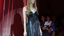Model berpose mengenakan baju hitam dengan asksesoris di wajah koleksi Desainer Stella Rissa dalam peragaan busana IPMI Trend Show 2017 di Senayan City, Jakarta (9/11). (Liputan6.com/Gempur M. Surya)