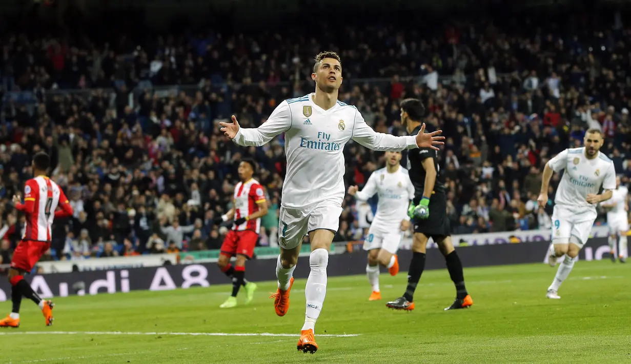 Striker Real Madrid, Cristiano Ronaldo, melakukan selebrasi usai mencetak gol ke gawang Girona pada laga La Liga di Stadion Santiago Bernabeu, Senin (19/3/2018). Real Madrid menang 6-3 atas Girona. (AP/Paul White)