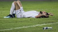 Bek Taiwan, Kaijie Li, berebut bola dengan bek Palestina, Abdallatif Al-Bahdari, pada laga Grup A Asian Games di Stadion Patriot, Jawa Barat, Jumat (10/8/2018). Kedua negara bermain imbang 0-0. (Bola.com/Vitalis Yogi Trisna)