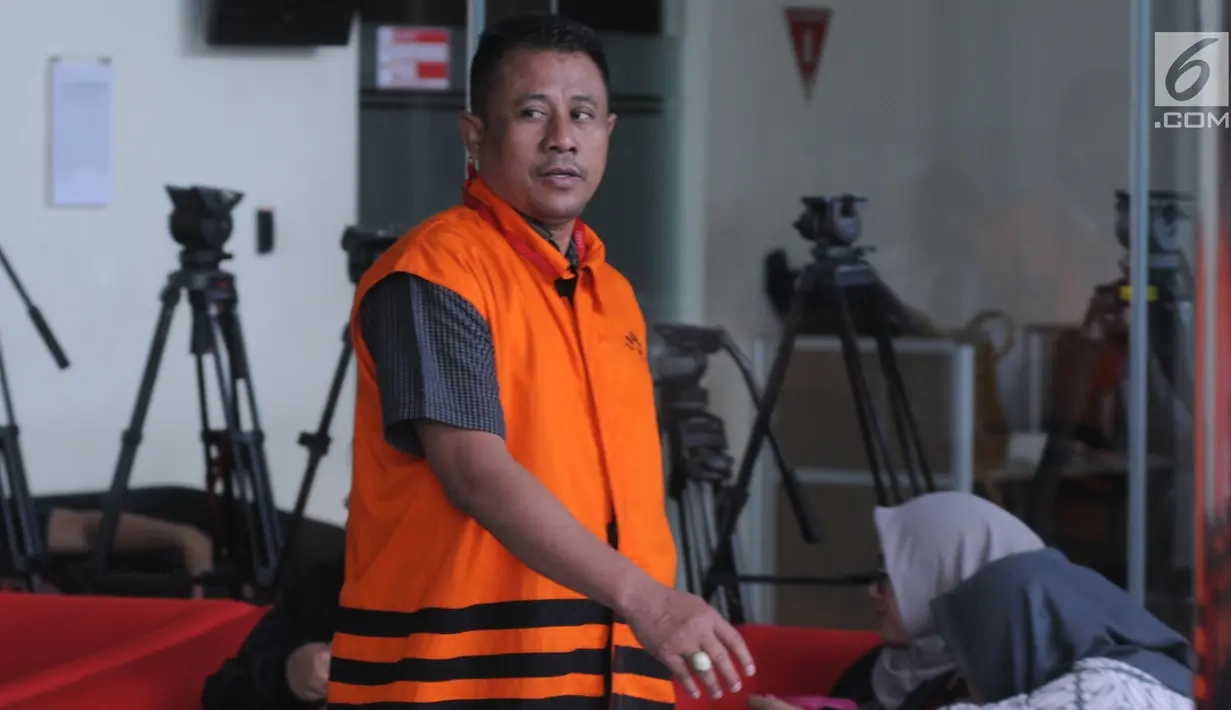 Anggota DPRD Kota Malang Sokarno usai menjalani pemeriksaan di gedung KPK, Jakarta, Jumat (13/07). Sokarno dan Mohan diperiksa sebagai tersangka untuk pelengkapan berkas kasus dugaan suap pembahasan APBD-P Pemkot Malang TA. 2015. (Merdeka.com/Dwi Narwoko)