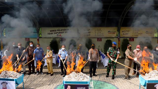 Puluhan ribu rokok ilegal  dimusnakan di kantor Bea Cukai Banyuwangi. (Istimewa)
