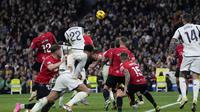 Antonio Rudiger dari Real Madrid mencetak gol pertama timnya saat pertandingan sepak bola La Liga Spanyol antara Real Madrid dan Mallorca di stadion Santiago Bernabeu di Madrid, Spanyol, pada Rabu, 3 Januari 2024. (AP Photo/Bernat Armangue)