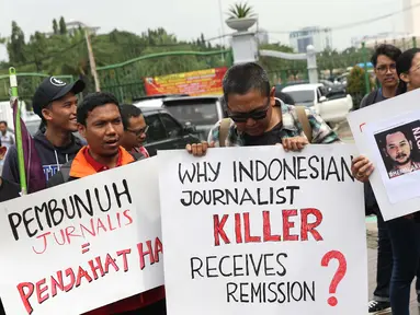 Sejumlah jurnalis dari berbagai organisasi dan media berunjuk rasa di Taman Pandang depan Istana Negara, Jakarta, Jumat (25/1). Mereka meminta Presiden Jokowi mencabut remisi yang diberikan kepada I Nyoman Susrama. (Liputan6.com/Helmi Fithriansyah)