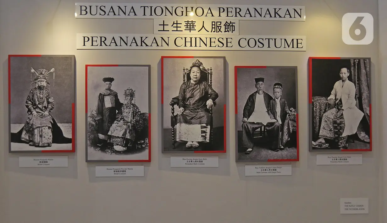 Sejumlah foto busana Tionghoa Peranakan terlihat di Museum Tionghoa  Hakka Indonesia, Taman Mini Indonesia Indah, Jakarta, Selasa (21/1/2020). Museum tersebut menampilkan sejarah kedatangan dan percampuran budaya orang Tionghoa di kepulauan Nusatara. (Liputan6.com/Herman Zakharia)