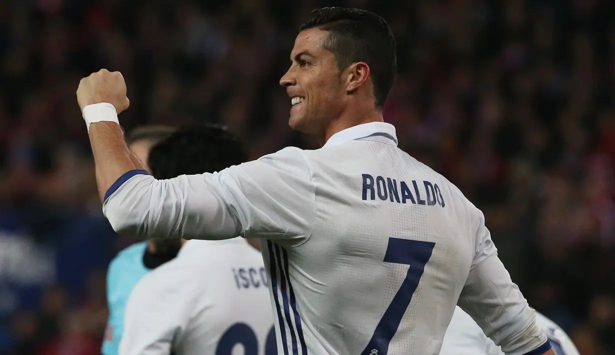 Cristiano Ronaldo meluapkan ekspresi usai mencetak gol kegawang Atletico Madrid pada Liga La Liga Spanyol di Vicente Calderon Stadium, Madrid, Spanyol, (19/11). Kini Ronaldo dijagokan merebut gelar pemain terbaik dunia tahun ini. (Reuters/Sergio Perez)