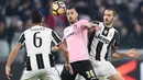 Striker Palermo, Ilija Nastirovski, berusaha lepas dari hadangan bek Juventus, Leonardo Bonucci. Pada laga ini Juventus memakai formasi 4-2-3-1, sementara Palermo menggunakan skema 4-3-3. (EPA/Alessandro Di Marco)