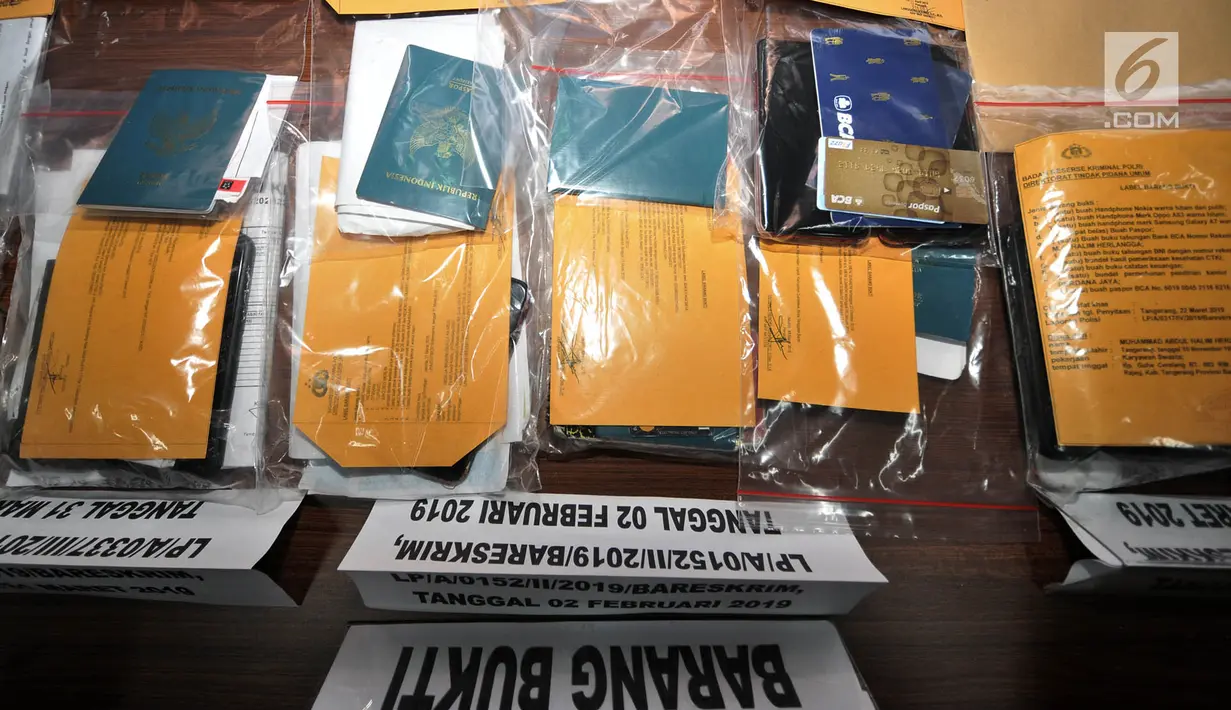 Sejumlah barang bukti berupa paspor dan kartu identitas yang diamankan polisi dalam pengungkapan tindak pidana perdagangan orang (TPPO) di Gedung Bareskrim Polri, Jakarta, Selasa (9/4). (merdeka.com/Iqbal Nugroho)