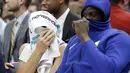 Stephen Curry (kiri) dan rekannya Draymond Green menutup wajah setelah timnya kalah dari Utah Jazz pada lanjutan NBA basketball game di Vivint Smart Home Arena, Salt Lake City, (30/1/2018). Utah menang 129-99. (AP/Rick Bowmer)