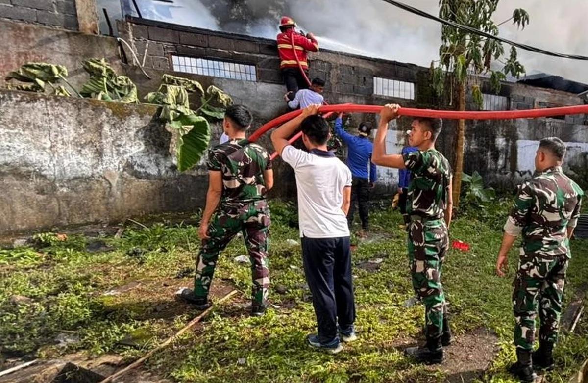 FOTO: Prajurit TNI AL Bantu Pemadaman Kebakaran Permukiman di Manado