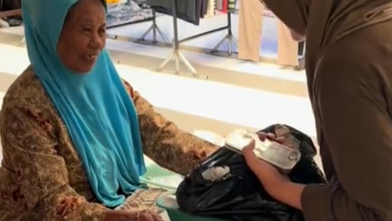 Sering Ditipu Pembeli, Penjual Onde-Onde di Pasar Ini Bingung saat Dagangannya Diborong