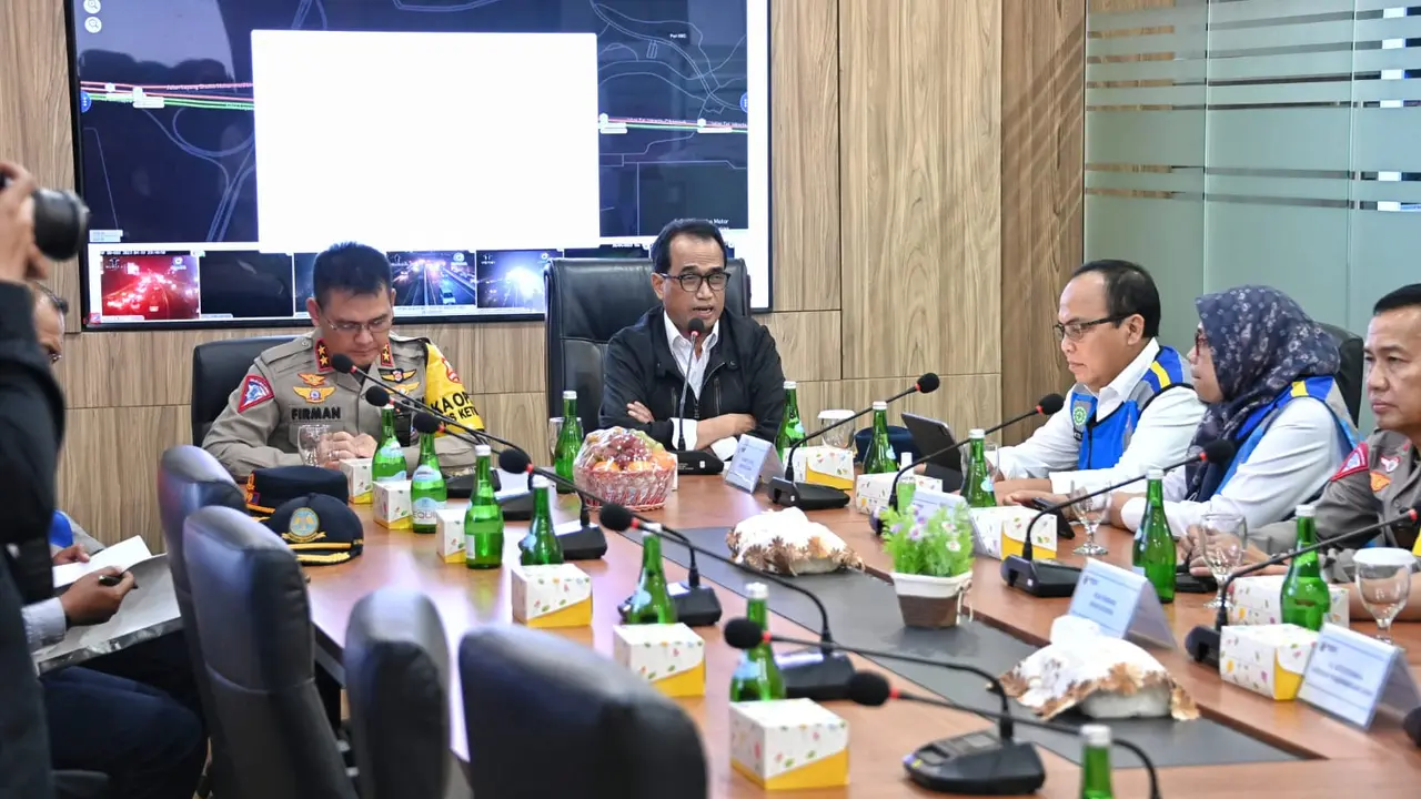 Menteri Perhubungan Budi Karya Sumadi melakukan evaluasi pelaksanaan arus mudik di jalan Tol Jakarta ke arah timur yaitu ke Cikampek, Cipali hingga Kalikangkung, Semarang.