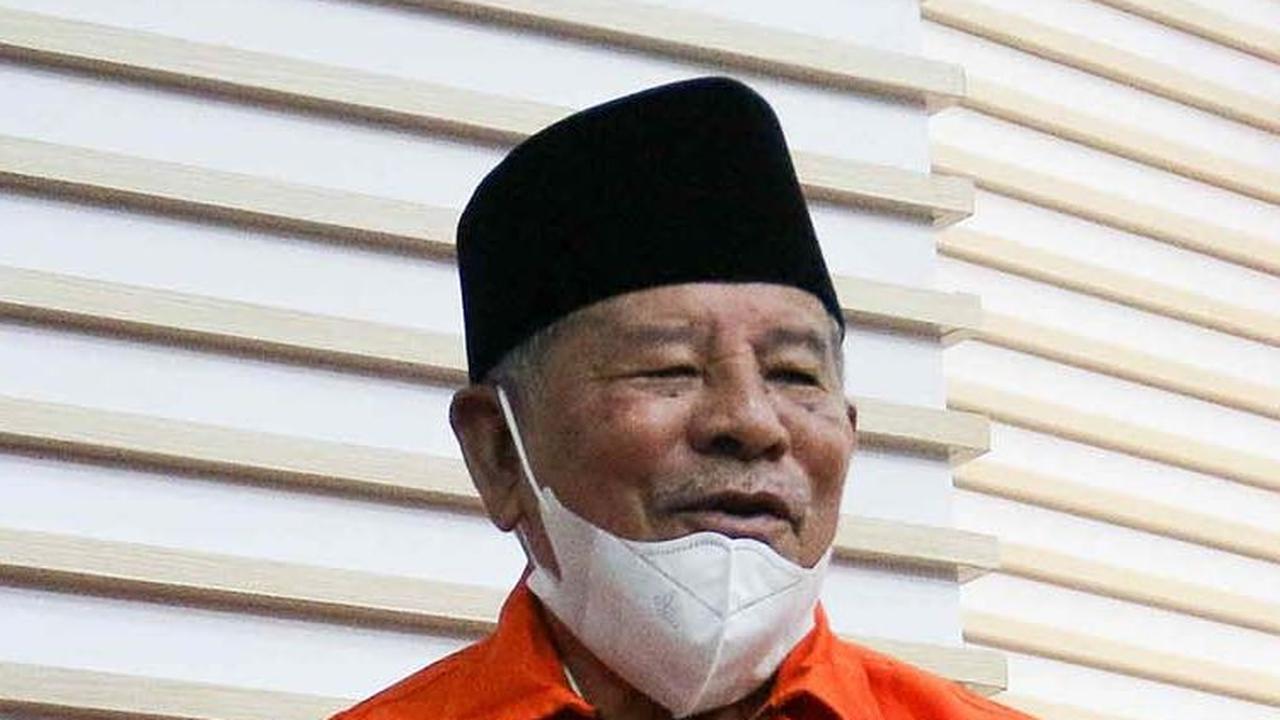 FOTO: Senyum Gubernur Maluku Utara Saat Ditahan KPK Terkait Suap Proyek Infrastruktur