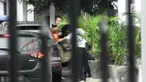 Penyidik DIT RES Narkoba Polda Metro Jaya membawa Roro Fitria untuk ambil sampel rambutnya.