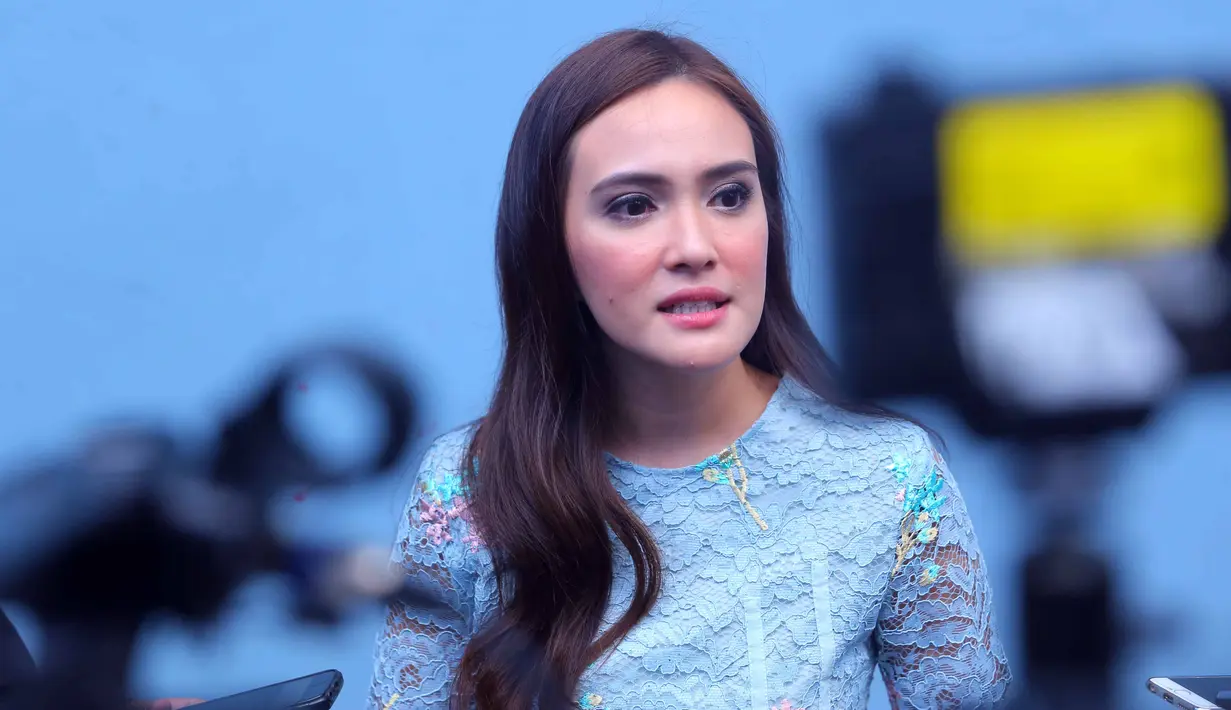"Saya sama suami ya pacaran terus.  Kita emang suka travelling, makan, terus suami saya humoris, super humoris, meski kadang suka nyebelin dan annoying haha tapi itu justru yang bikin kangen," ujar Shandy Aulia. (Nurwahyunan/Bintang.com)