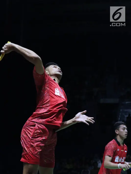 Ganda putra Indonesia, Fajar Alfian/M Rian Ardianto melakukan smesh ke arah Marcus F Gideon/Kevin Sanjaya Sukomuljo pada semifinal Indonesia Open 2018, Istora GBK, Jakarta, Sabtu (7/7). Fajar/Rian kalah 13-21, 10-21. (Liputan6.com/Helmi Fithriansyah)