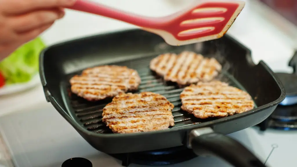 Tekstur tempe yang padat membuatnya ideal dijadikan alternatif pengganti daging. Tak hanya itu, tempe juga mudah menyerap bumbu, sehingga proses marinasi mampu menghasilkan cita rasa yang lebih kaya dan meresap. [Dok/freepik.com/ASphotofamily]