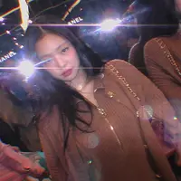 Jennie padukan set Cashmere Cardigan dan Pullover seharga Rp81jutaan dan Rp57jutaan [@jennierubyjane]