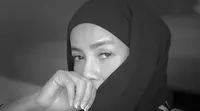 Olla Ramlan saat membuat unggahan di media sosial yang bikin rekan artis dan warganet khawatir sekaligus bertanya-tanya. (Instagram @ollaramlan)