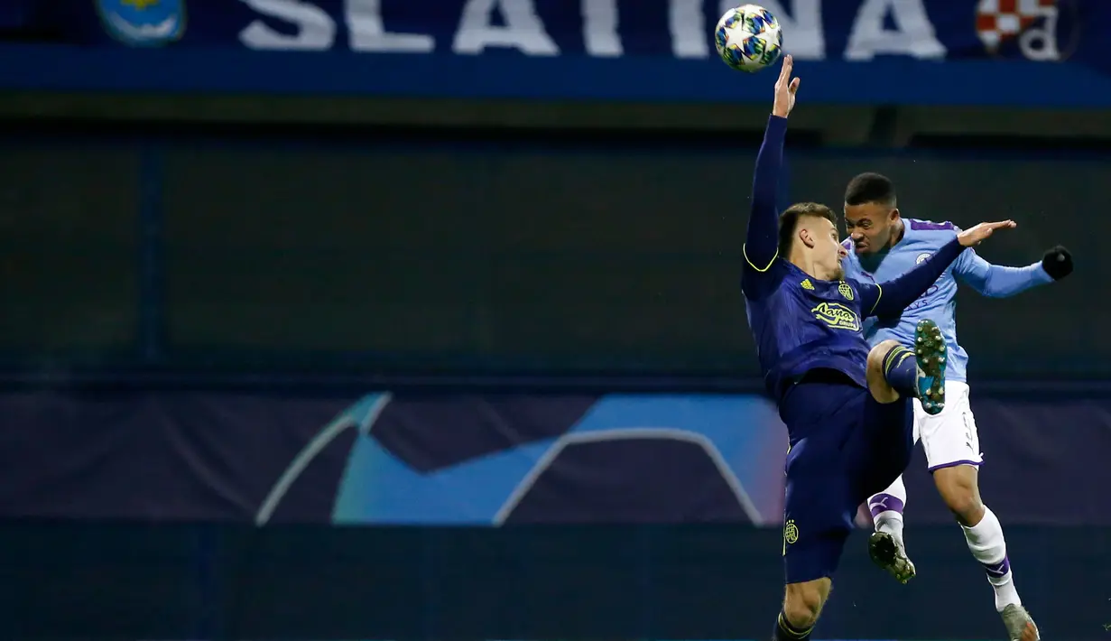 Pemain Manchester City Gabriel Jesus (kanan) menyundul bola saat menghadapi Dinamo Zagreb pada pertandingan Grup C Liga Champions di Stadion Maksimir, Zagreb, Kroasia, Rabu (11/12/2019). Manchester City menang 4-1 dan menjadi juara Grup C Liga Champions. (AP Photo/Darko Bandic)