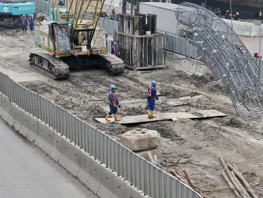 Aktivitas pekerja saat melakukan pembangunan proyek enam ruas tol dalam kota seksi 1A di kawasan Cakung, Jakarta, Senin (5/11). Tol dalam kota seksi 1A menghubungkan Kelapa Gading-Pulogebang. (Liputan6.com/Iqbal Nugroho)