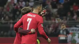 Seorang penyusup lapangan melakukan swafoto dengan pemain Portugal, Cristiano Ronaldo (kanan) saat laga lanjutan EUFA Nations League Polandia di National Stadium, Warsawa, Polandia, Minggu (13/10/2024) WIB. (AP Photo/Czarek Sokolowski)