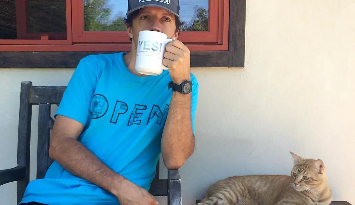 Minum kopi di pagi hari bersama dengan kucing kesayangan seperti pose Jason Mraz ini oke juga, ya. (instagram/jason_mraz)
