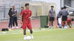 Pemain Timnas Indonesia, Pratama Arhan saat menjalani sesi latihan di KLFA Stadium, Kuala Lumpur, Minggu (25/12/2022) jelang menghadapi Brunei Darussalam di Piala AFF 2022. (Bola.com/Zulfirdaus Harahap)