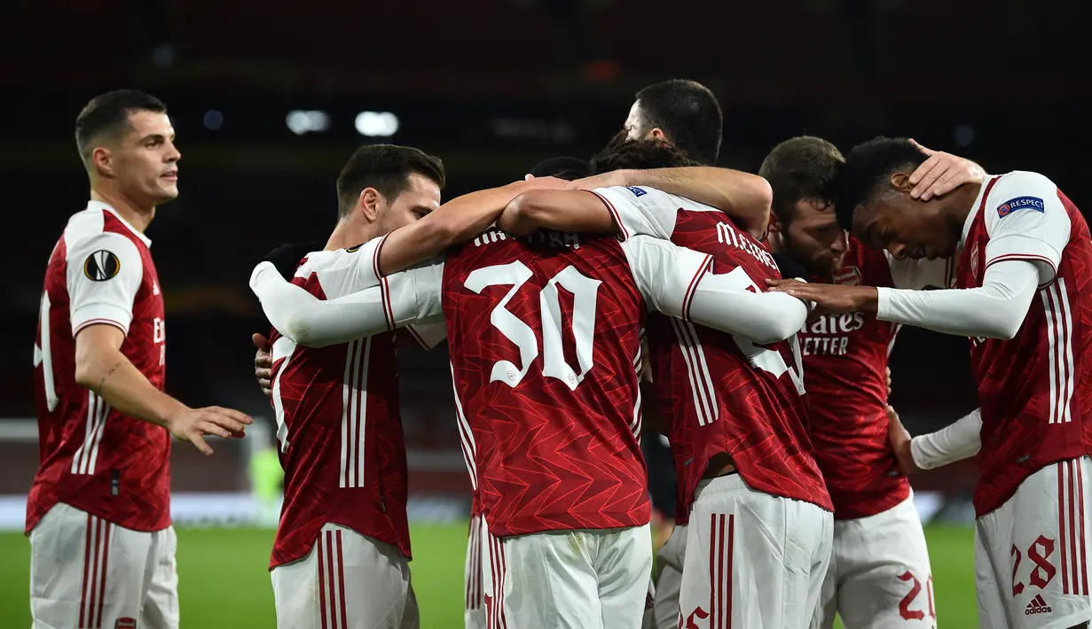 Pemain Arsenal merayakan gol yang dicetak Eddie Nketiah ke gawang Dundalk pada laga lanjutan Liga Europa 2020/2021 di Emirates Stadium, Jumat (30/10/2020) dini hari WIB. Arsenal menang 3-0 atas Dundalk. (AFP/Glyn Kirk)