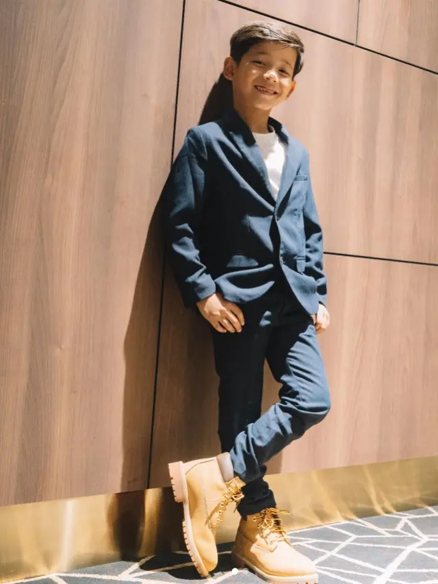 Potret Faqih Alaydrus dalam balutan jas mungil (Instagram/@faqih_alaydruss)