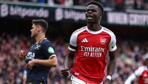 Gelandang Arsenal asal Inggris #07, Bukayo Saka, merayakan gol kedua tim dari titik penalti dalam pertandingan Premier League antara Arsenal dan West Ham United di Stadion Emirates, London, pada 4 Oktober 2025. (HENRY NICHOLLS/AFP)