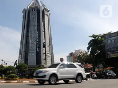 Kondisi lalu lintas sekitar proyek renovasi Tugu Pamulang di Tangerang Selatan, Banten, Jumat (7/1/2021). Proses renovasi Tugu Pamulang yang sempat viral di media sosial beberapa waktu lalu akan diresmikan pada hari Minggu besok lusa. (merdeka.com/Arie Basuki)
