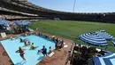 Sejumlah penonton berada di kolam renang menyaksikan pertandingan uji coba kriket antara Australia dan Pakistan di dalam stadion Gabba di Brisbane, Australia (15/12). (AFP Photo/Saeed Khan)
