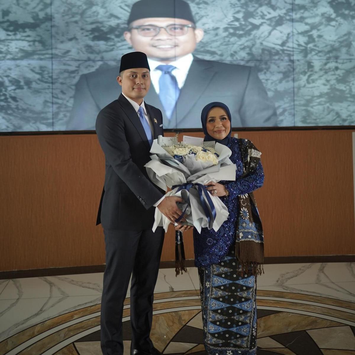 Potret Muzdalifah Dampingi Sang Suami yang Resmi Dilantik jadi Anggota DPRD Provinsi Banten
