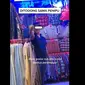 Pria yang diduga pedagang di pasar Gedebage mengacungkan pisau ke pembeli perempuan sambil marah-marah. (Foto: screenshot video di akun Twitter @zoelfick).