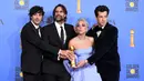 Lady Gaga foto bersama Mark Ronson, Andrew Wyatt, dan Anthony Rossomando usai memenangkan piala penghargaan Golden Globes 2019 di The Beverly Hilton, Beverly Hills, California, Minggu (6/1). (KEVIN WINTER/GETTY IMAGES NORTH AMERICA/AFP)