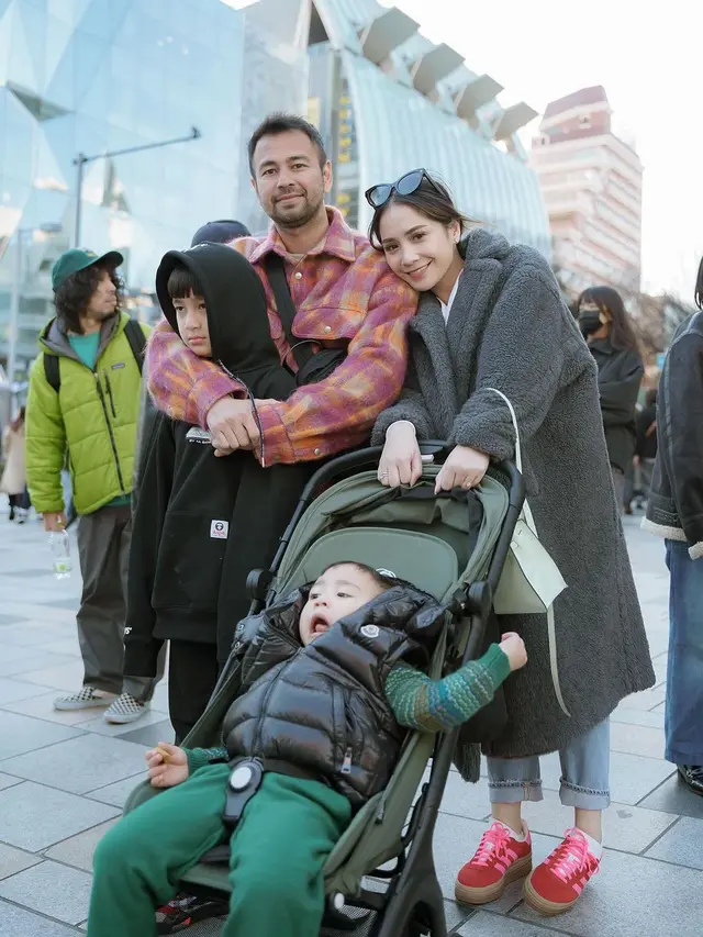 Diduga Adopsi Anak Perempuan, Ini 6 Gaya Keibuan yang Modis dari Nagita Slavina Saat Momong Kedua Putranya