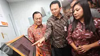 Gubernur DKI Jakarta Basuki Tjahaja Purnama (tengah) bersama Gubernur Bank Indonesia Agus Martowardojo (kiri) meluncurkan kartu Jakarta One di Jakarta, Kamis (2/6). (Liputan6.com/Immanuel Antonius)