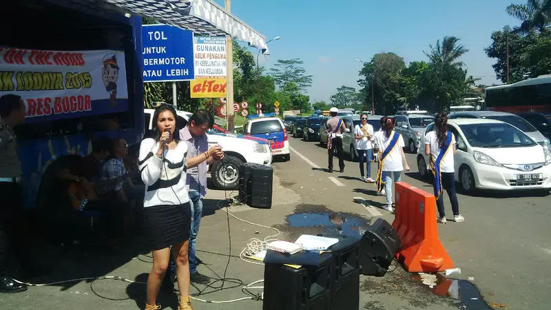 Hiburan Macet ke Puncak, Live Music dan Aksi Bagi Bunga Polisi