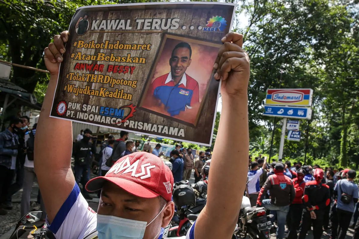 FOTO: Buruh Geruduk Kantor Indomaret
