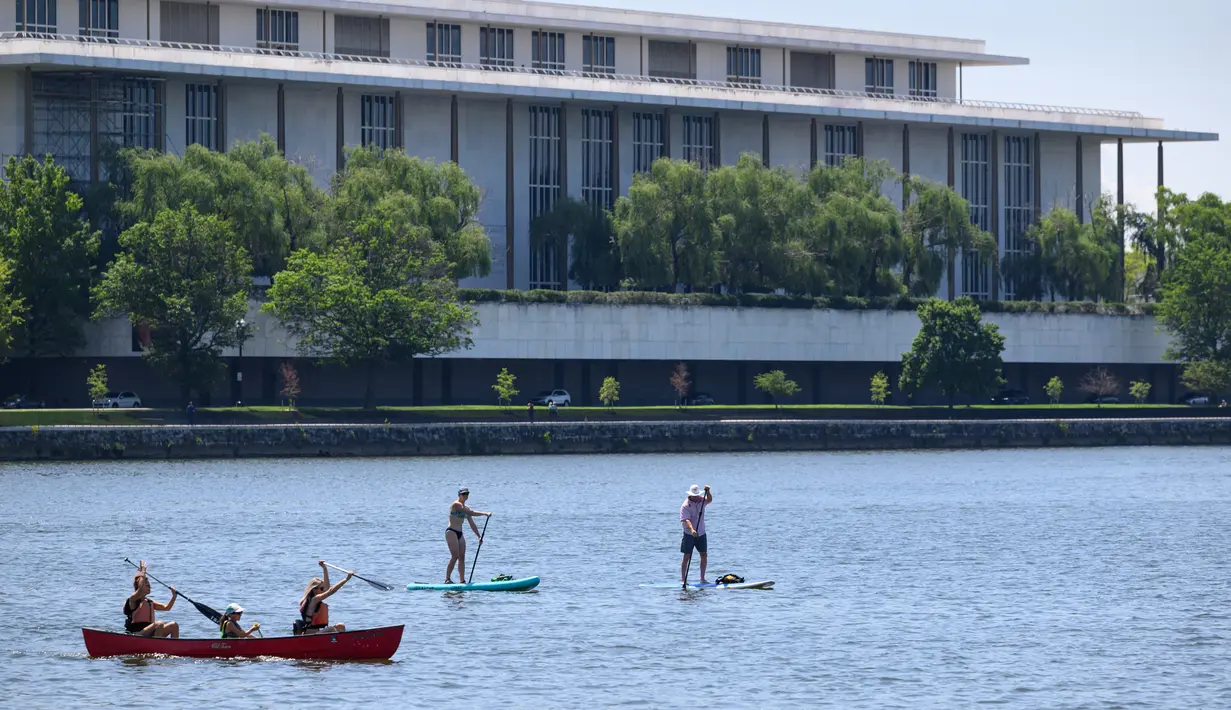 National Weather Service (NWS) telah mengeluarkan peringatan panas yang berlebihan untuk wilayah selatan dan tengah California. (Photo by Mandel NGAN / AFP)