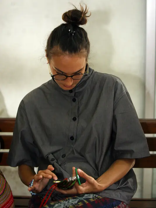 "Saya dipanggil oleh Pengadilan ya saya datang sebagai warga Indonesia yang baik dan saya sudah memberikan penjelasan," ucap Nadine Chandrawinata. (Nurwahyunan/Bintang.com)