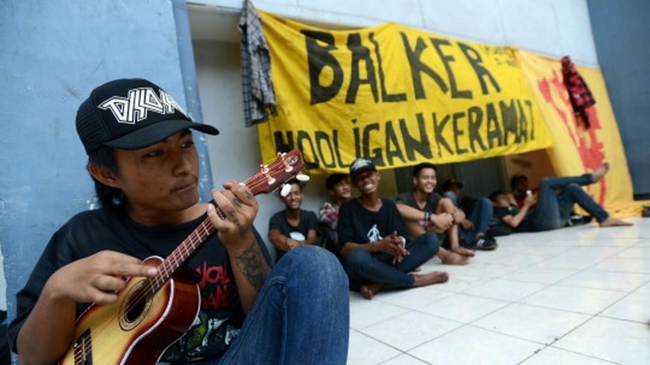 Loyalitas suporter Sriwijaya FC rela menginap di Senayan