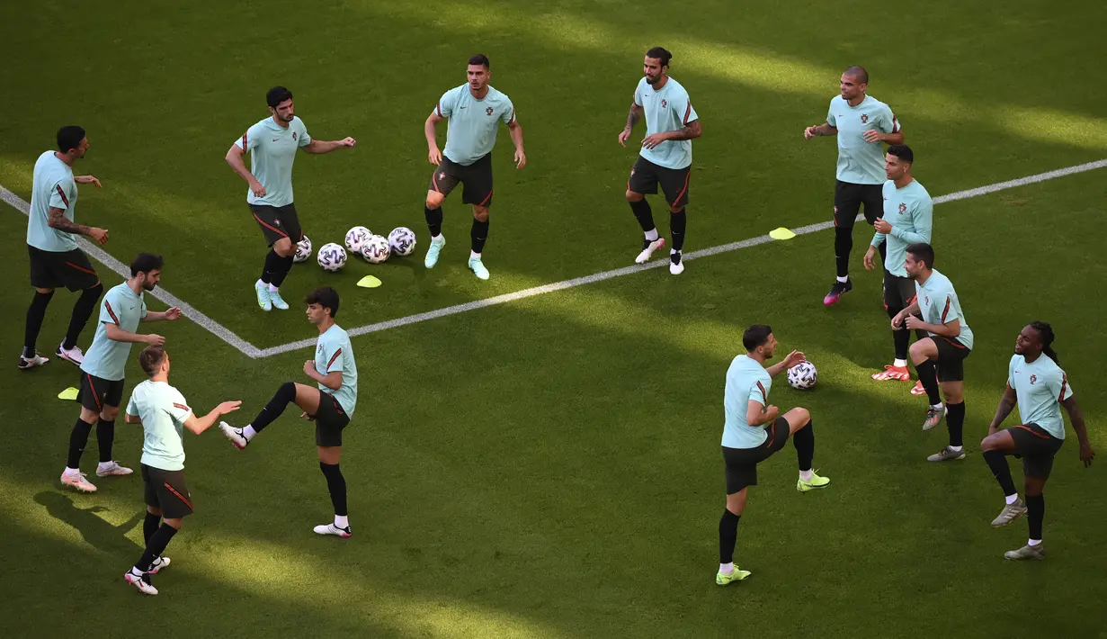 Para pemain Portugal melakukan pemanasan selama sesi latihan di arena stadium di Munich, Jumat (18/6/2021). Portugal akan bertanding melawan Jerman pada grup F Euro 2020 di Allianz Arena. (Matthias Hangst/Pool via AP)