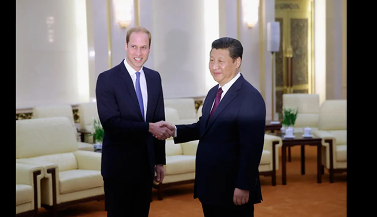 Pangeran William (kiri) bersalaman dengan Presiden China Xi Jinping, Beijing, China, (2/3/2015). Kedatangan Pangeran William untuk membina hubungan diplomatik antar kedua negara.  (Reuters/Feng Li)