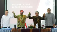 Ketua Umum Partai Persatuan Indonesia Hary Tanoesoedibjo (kiri), Cawapres nomor urut 3 Mahfud MD (kedua kiri) bersama Ketua Umum Persekutuan Gereja Indonesia (PGI) Pdt Gomar Gultom (kedua kanan), Sekretaris Umum PGI, Pdt Jacklevyn Frits (kanan) berfoto saat silaturahmi dengan Ketua Persekutuan Gereja Indonesia (PGI) di Graha Oikumene, Jakarta, Selasa (19/12/2023). (Liputan6.com/Herman Zakharia)